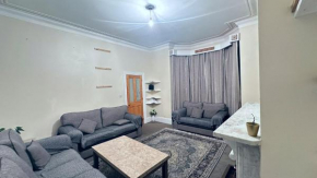 Spacious house with free parking, close to headingly stadium, University of Leeds , Leeds arena
